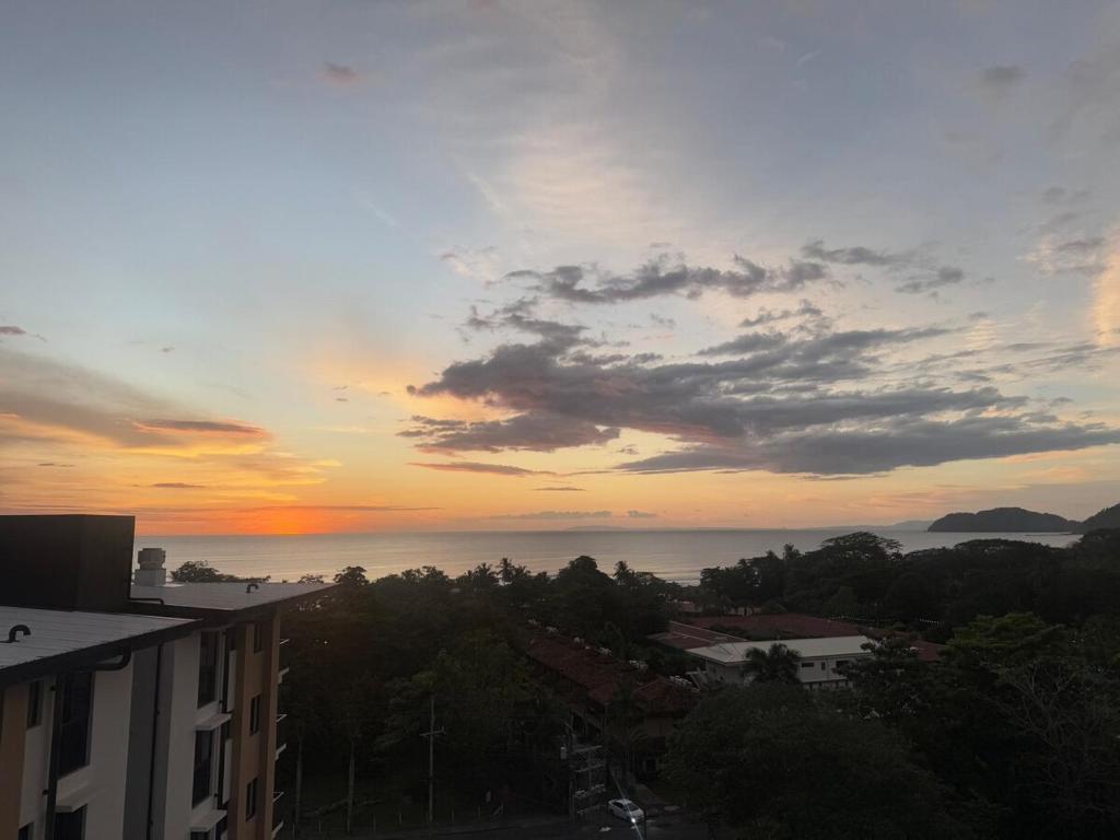 Apartamento en condominio Torres del Mar, Jacó