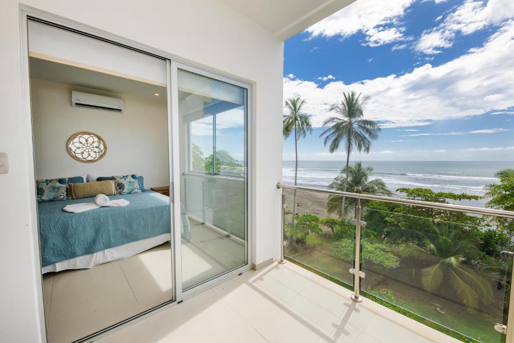 Beautiful Beachfront Condo, Amazing Pool
