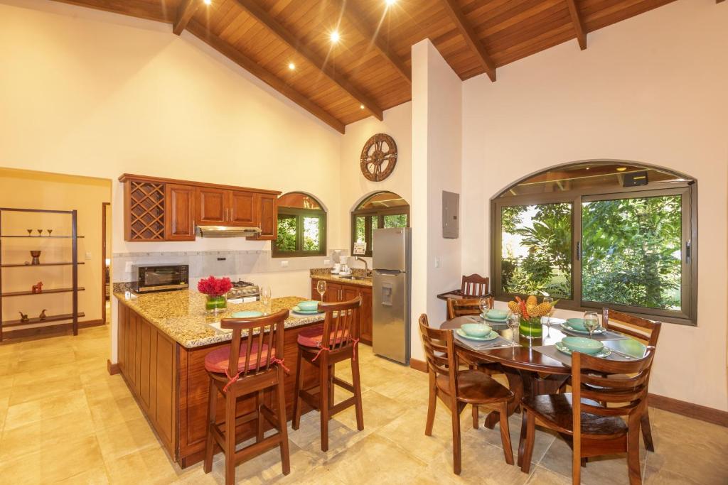 "Hana's Celeste Retreat" Large Modern Villa Sleeps 6 on 20 Acres of Nature!