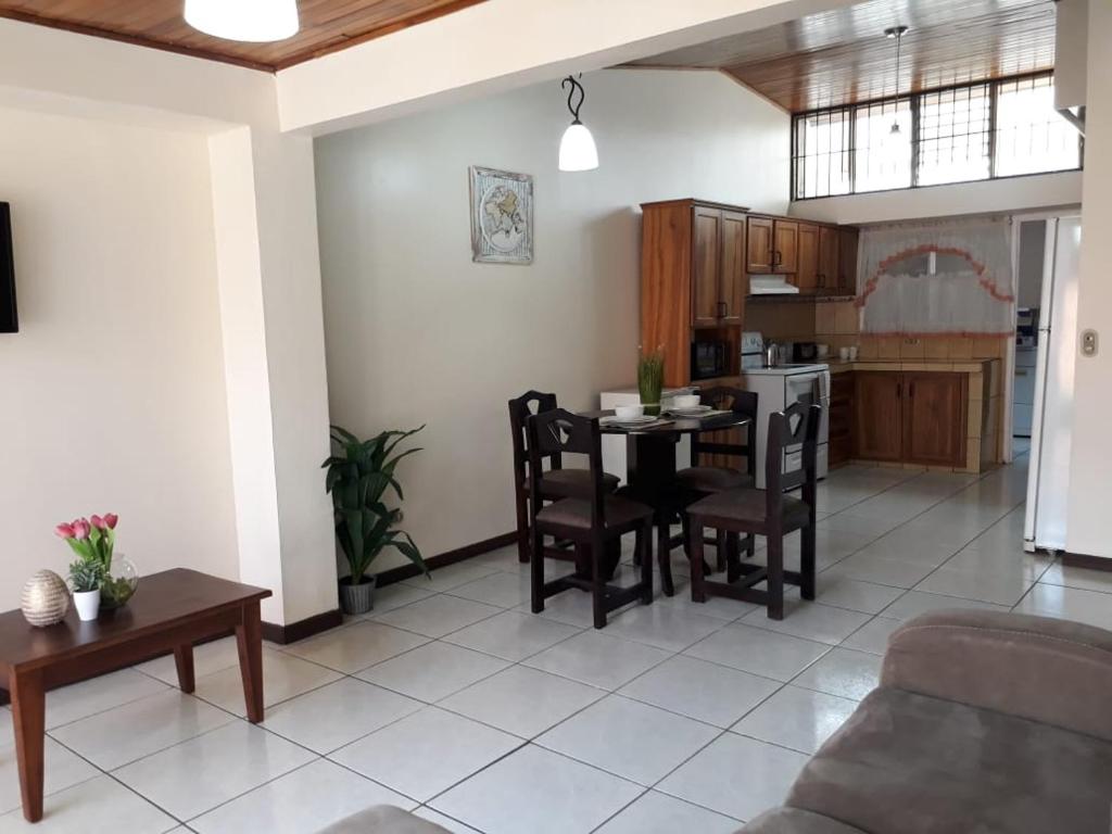 Kubo Home 4 Bedrooms 5 mins SJO Airport