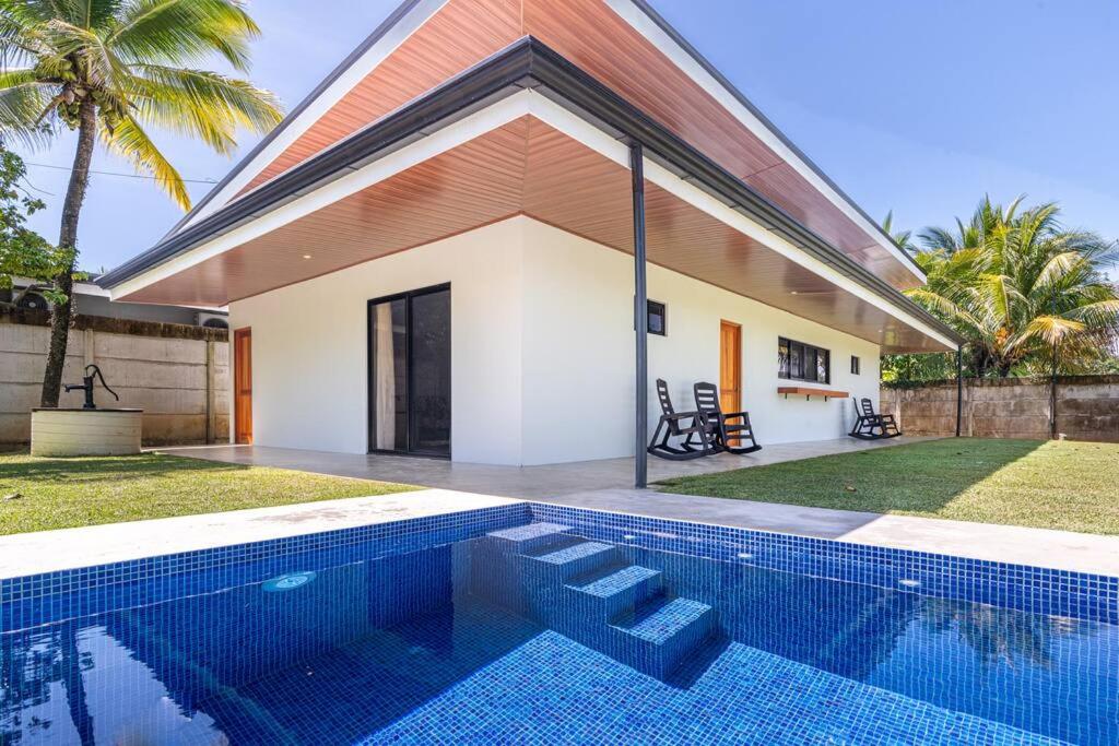 Luxury 2 bedroom, walking distance to beach