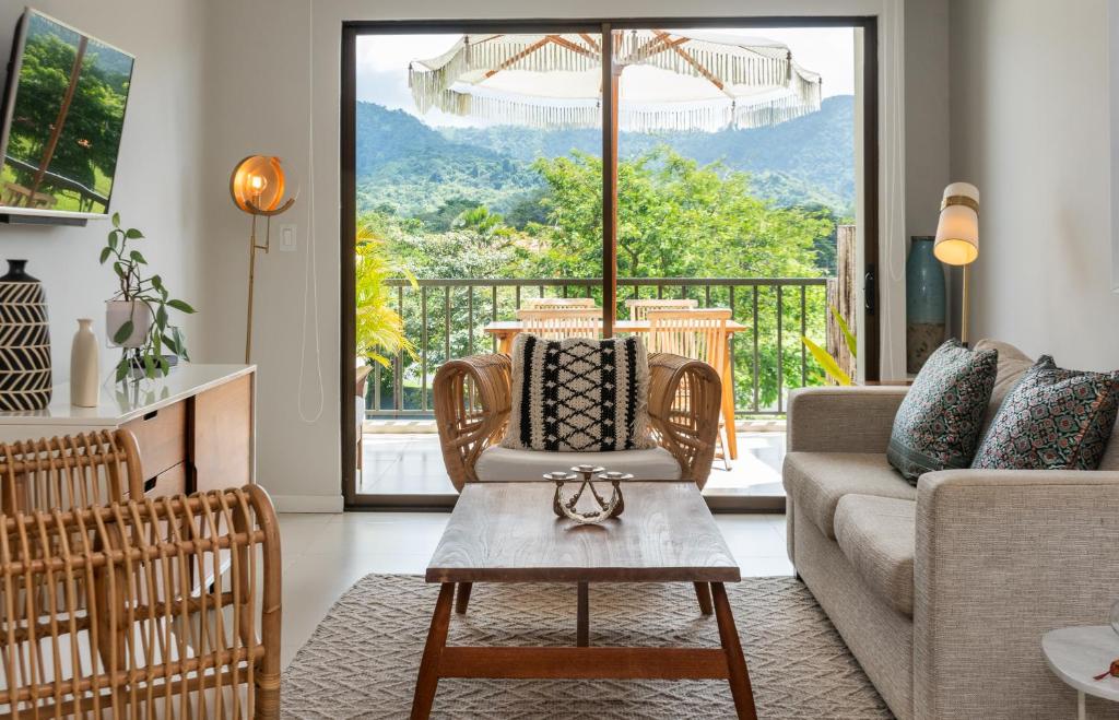 Luxury Ocean Escape 2 BD Private Balcony Walk to Beach
