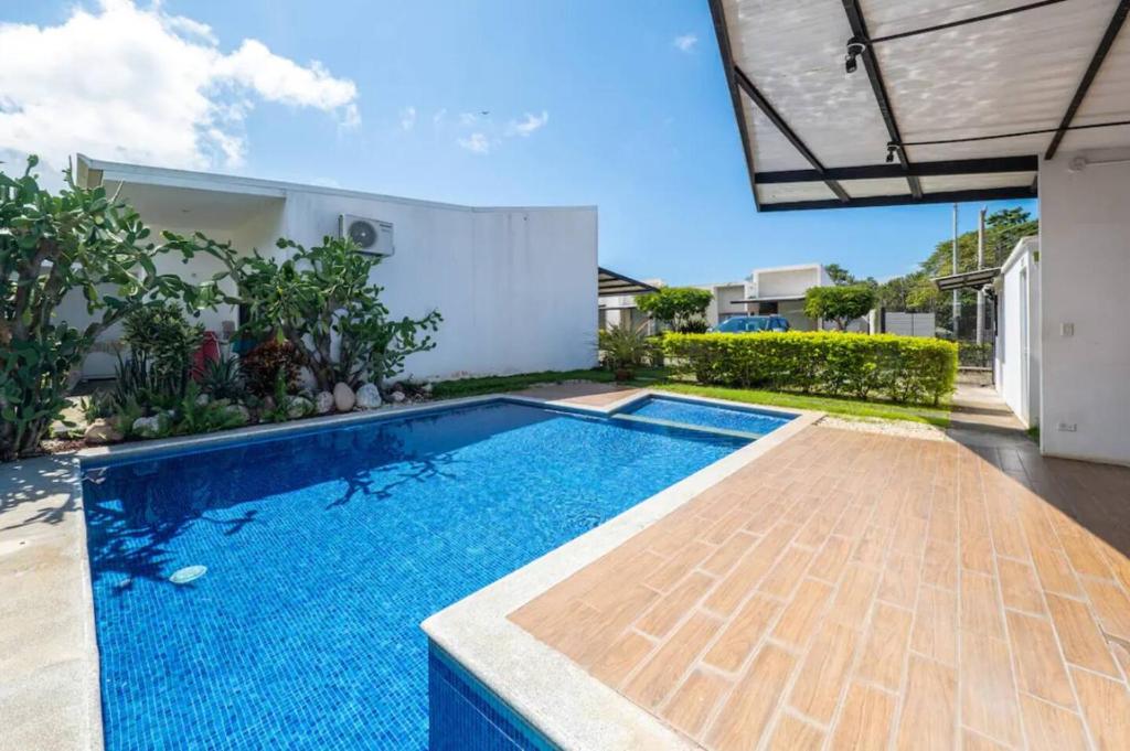 Modern 2 Bed 2 Bath L Strong Wifi Carport