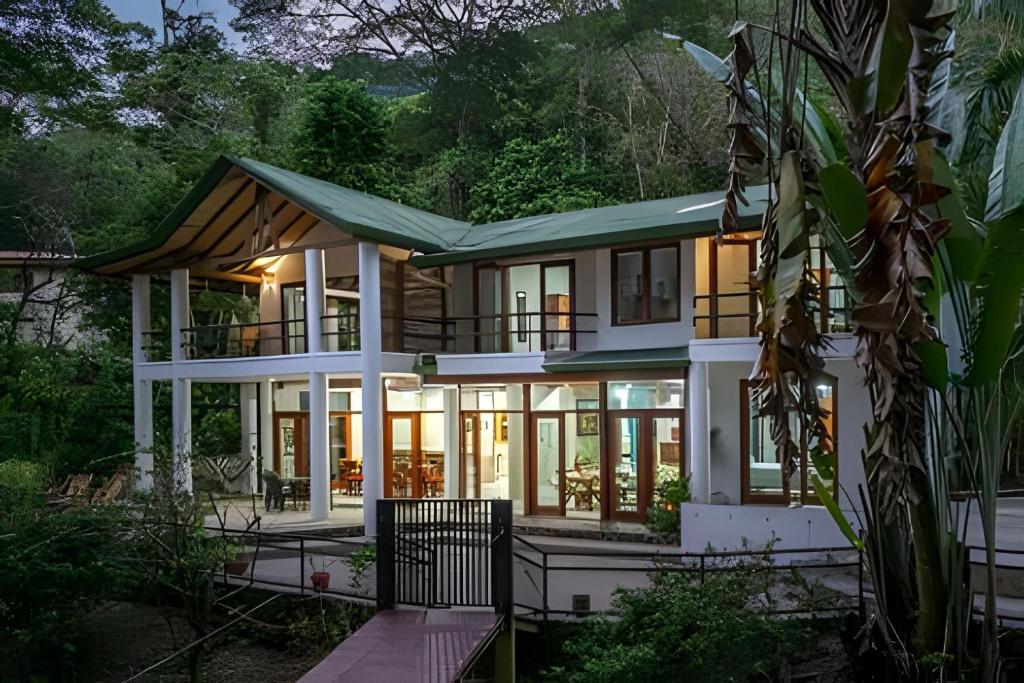 Private Jungle Home Sorrounded By Two Creeks