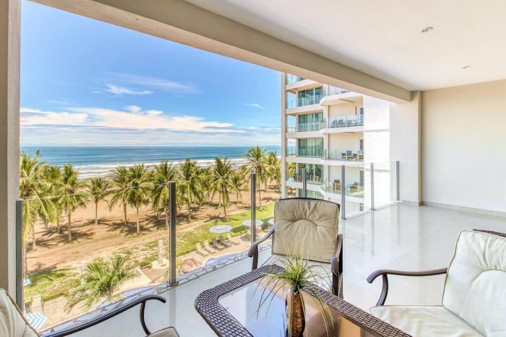 Luxury Oceanfront Stay, Two Master Suites, Walk to Town